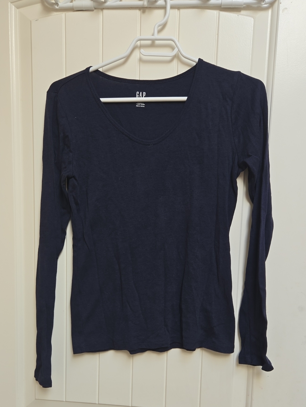 GAP Navy Blue Women's Long Sleeve V-Neck Tee Medium